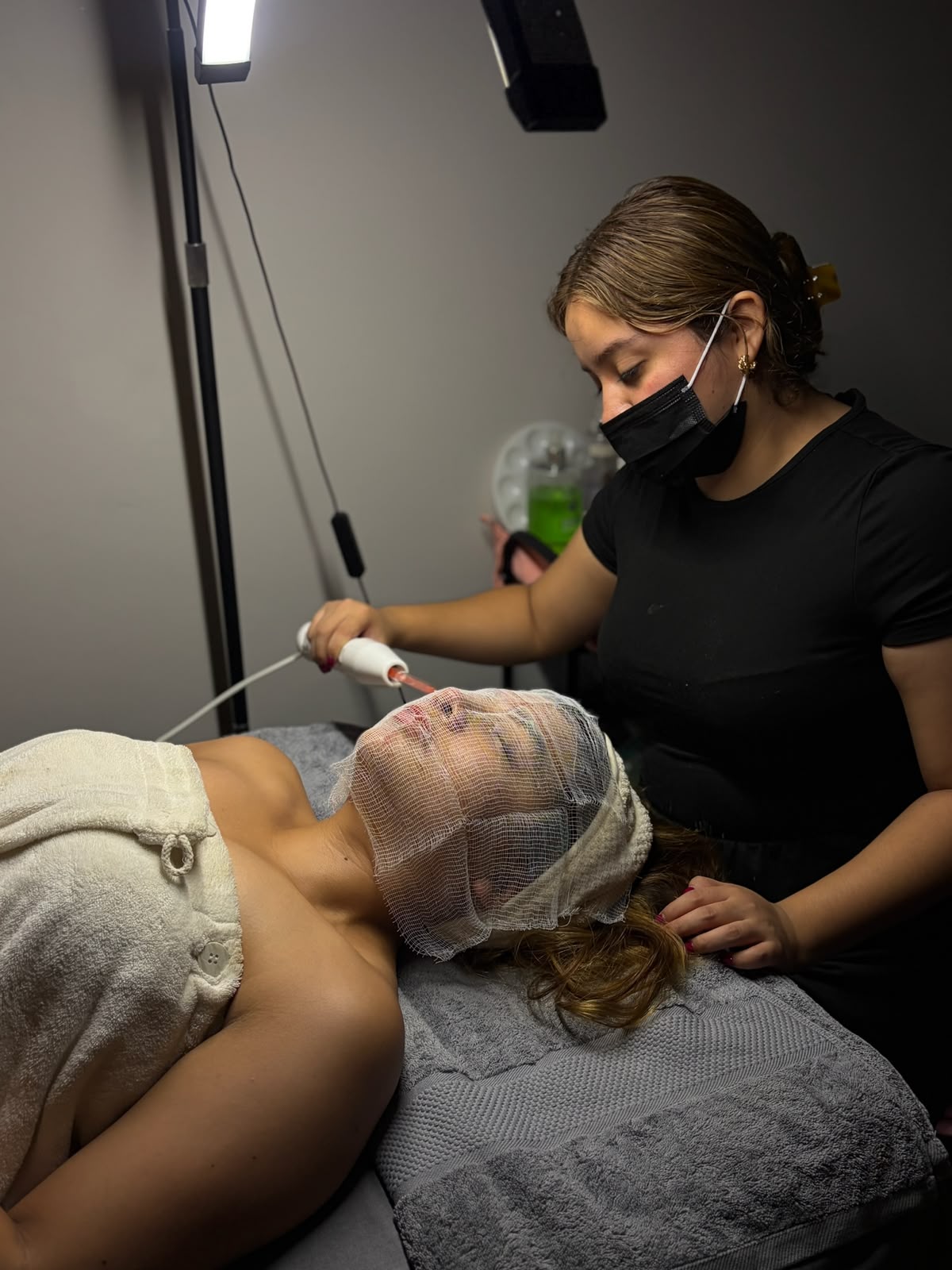 Grecia Azul realizando un tratamiento facial